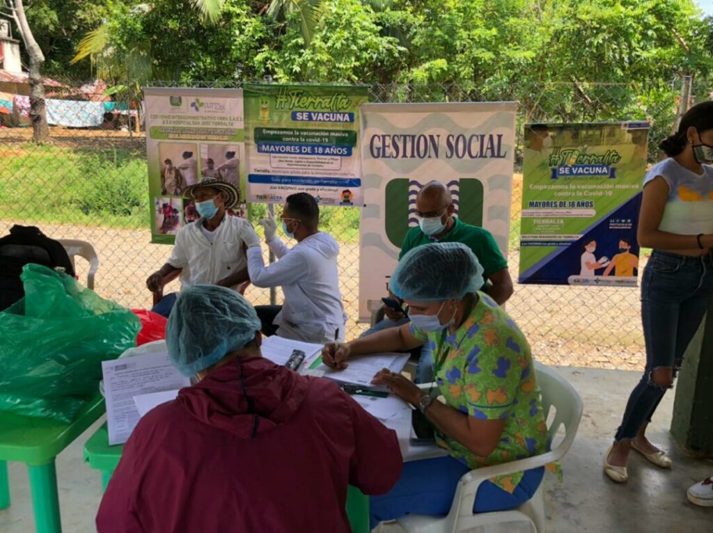 URRÁ apoya en Tierralta campaña de vacunación  masiva contra la Covid-19