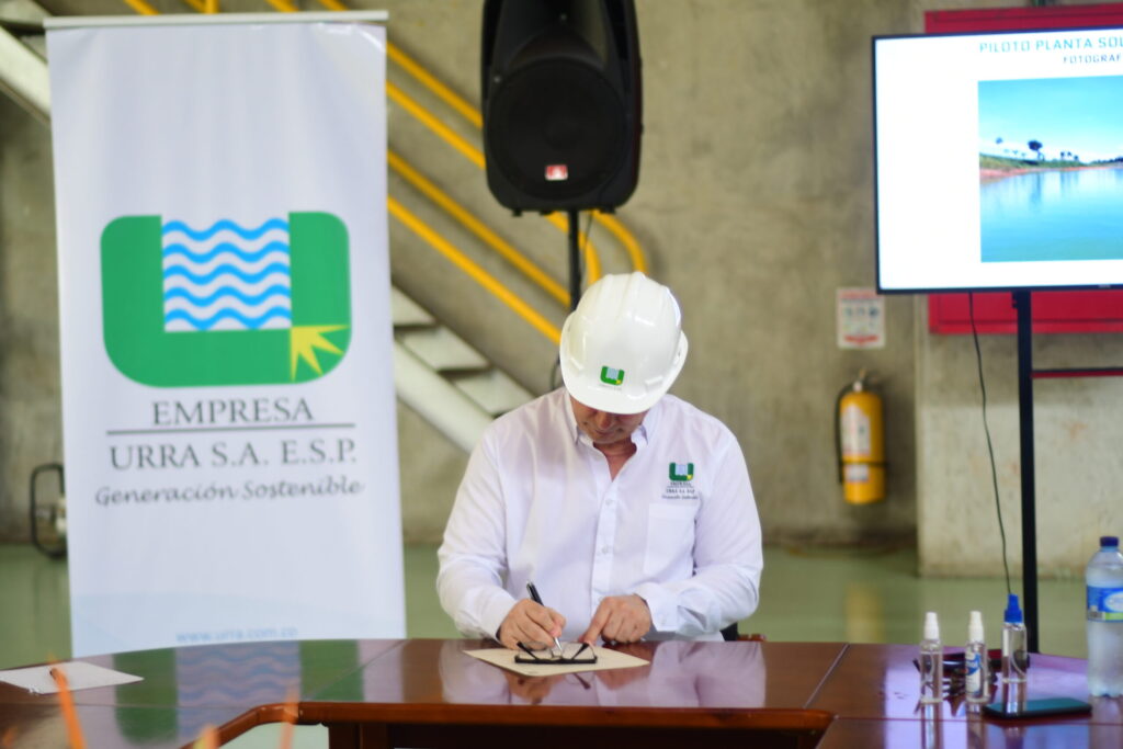 URRÁ se suma a la transición energética del país con la firma del acta de inicio para la construcción del proyecto piloto planta solar flotante AQUASOL