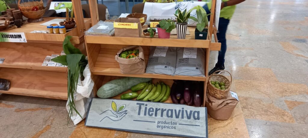 URRÁ apoya emprendimientos que expusieron en feria de negocios verdes