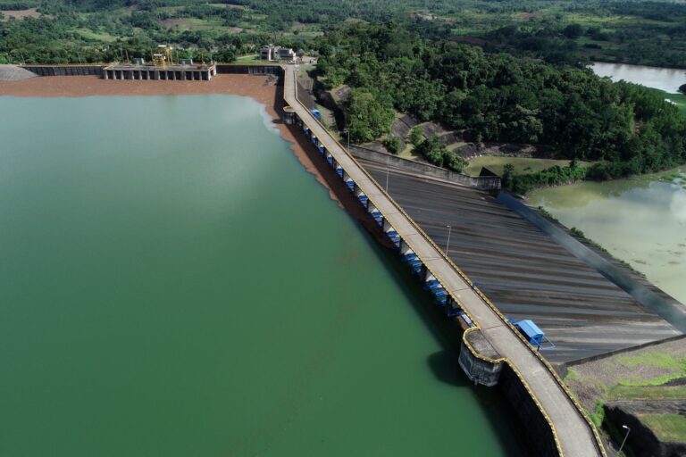 Continúa lentamente disminución del nivel del embalse URRÁ