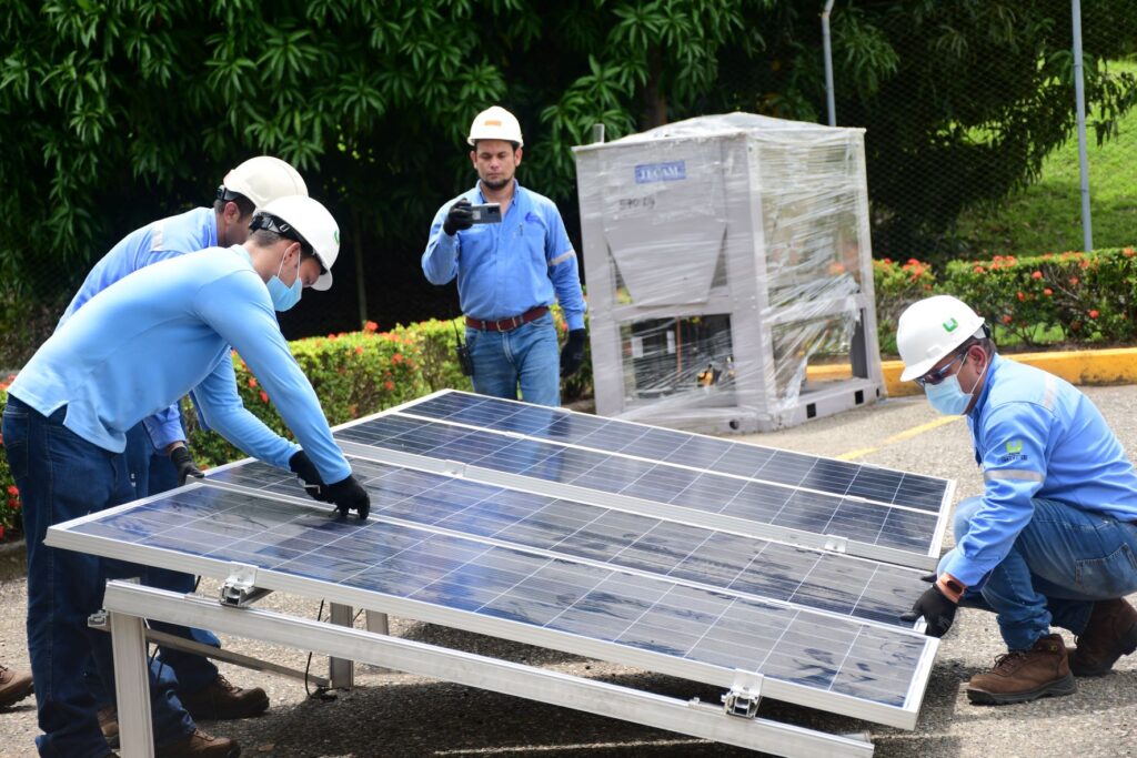 Mejoramos las competencias en sistemas solares fotovoltaicos de operadores, ingenieros y técnicos de la Central Hidroeléctrica URRÁ I