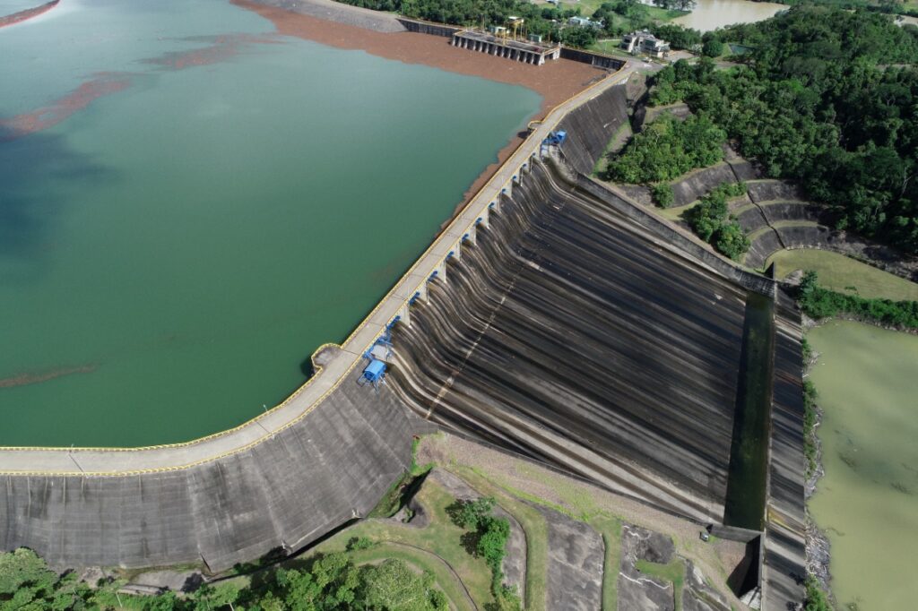 Embalse de URRÁ disminuye un poco su nivel.