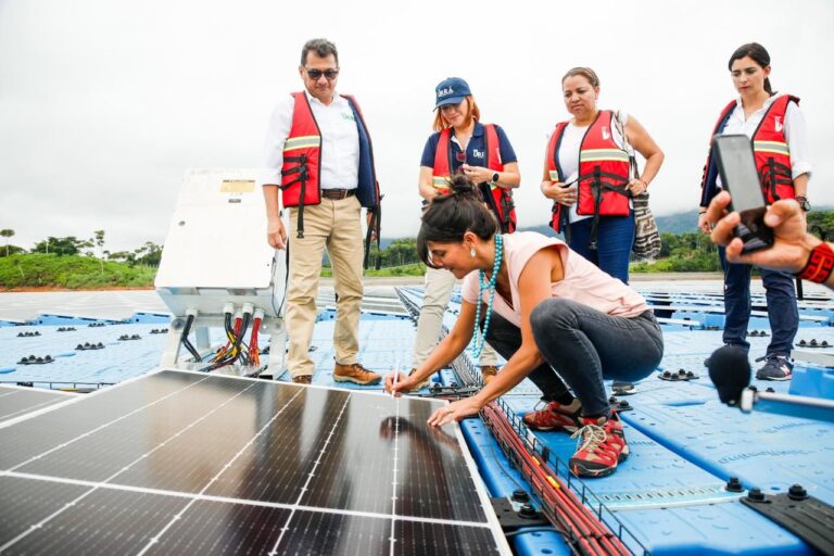 Ministra Irene Vélez Torres inauguró “AQUASOL” planta solar flotante piloto de investigación en Córdoba