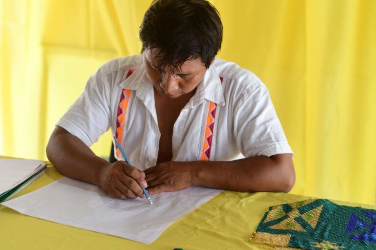 Pensando en generaciones futuras continuamos apoyando el desarrollo de la artesanía Embera