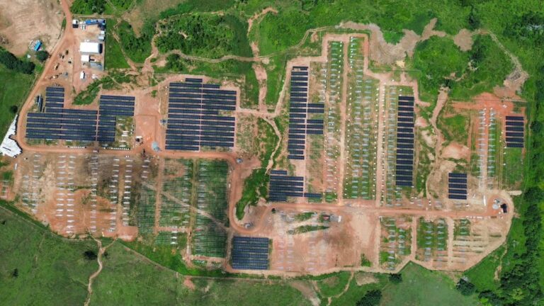 Más de 14 mil paneles solares se han instalado en el parque solar INTI 1