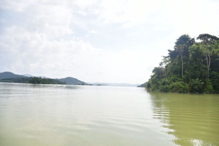 Continúa lentamente la disminución de los aportes al embalse y las descargas al río Sinú.