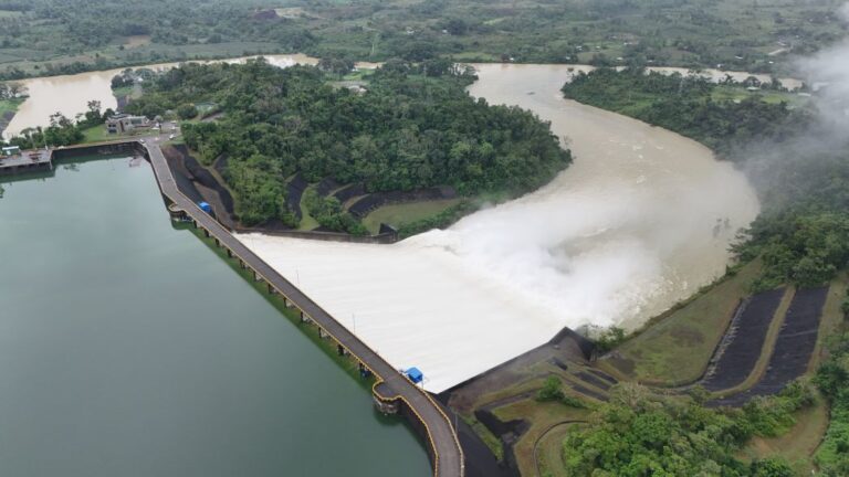 Por incremento de aportes al embalse aumentan las descargas al río 