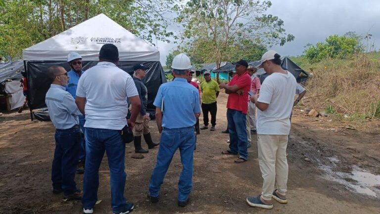 Normalizado fluido eléctrico de circuito rural que alimenta comunidades vecinas