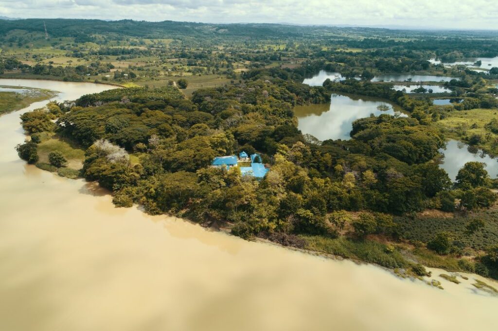 Educación para la investigación en Las Guartinajas: cómo investigadores de Colombia y otros países desarrollan mediciones de dispersores de semillas y otros parámetros, y su relación con la biodiversidad y el sistema hidrográfico del Sinú.