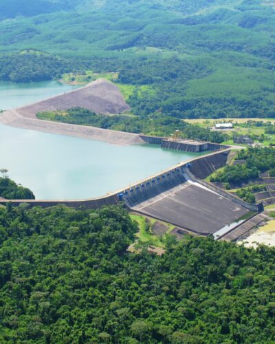 Vista del rebosadero y embalse de la Central Hidroeléctrica URRÁ I