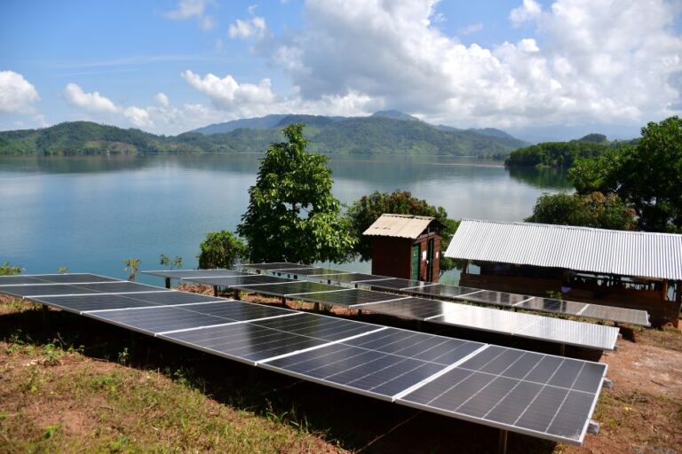 URRÁ entregó 22 módulos fotovoltaicos para la isla Sonora en Tierralta