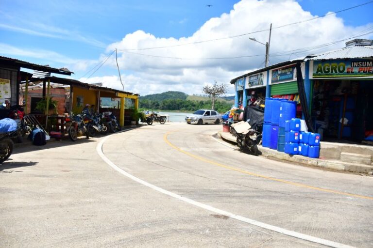 URRÁ avanza en la mejora de infraestructura vial en población vecina al embalse